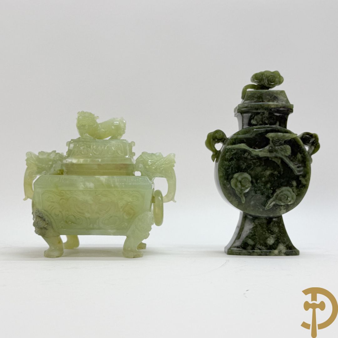 Brule parfum met sculptuur van fo honden in jadeiet + dekselpotiche in jadeiet met bloemen en vogeldecor