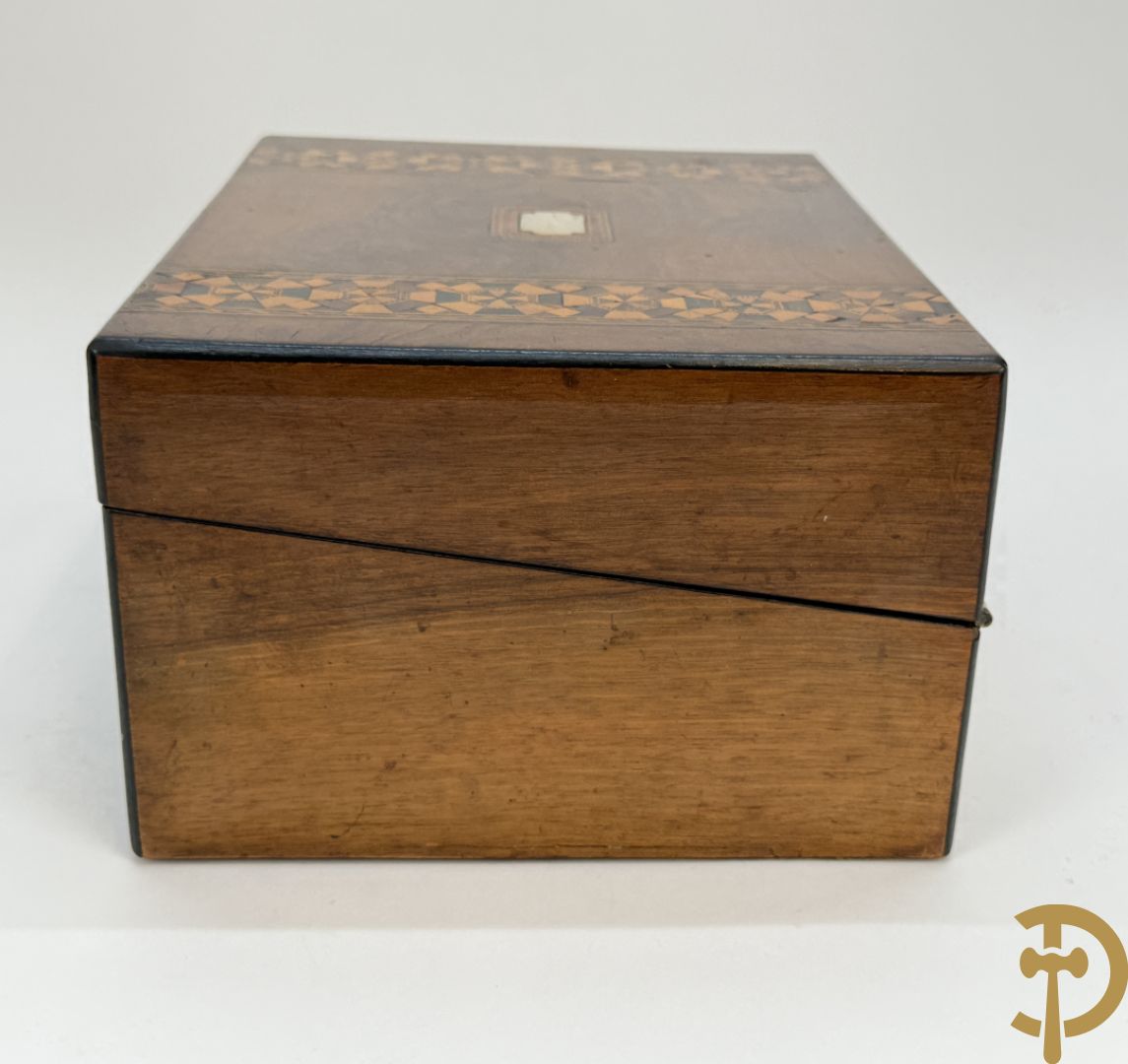 Schrijfbox in wortelnotehout met marquetterie en bovenaan een parelmoer plakkette + Japanse zwartgelakte openklapbare schrijfbox met verguld geanimeerd decor
