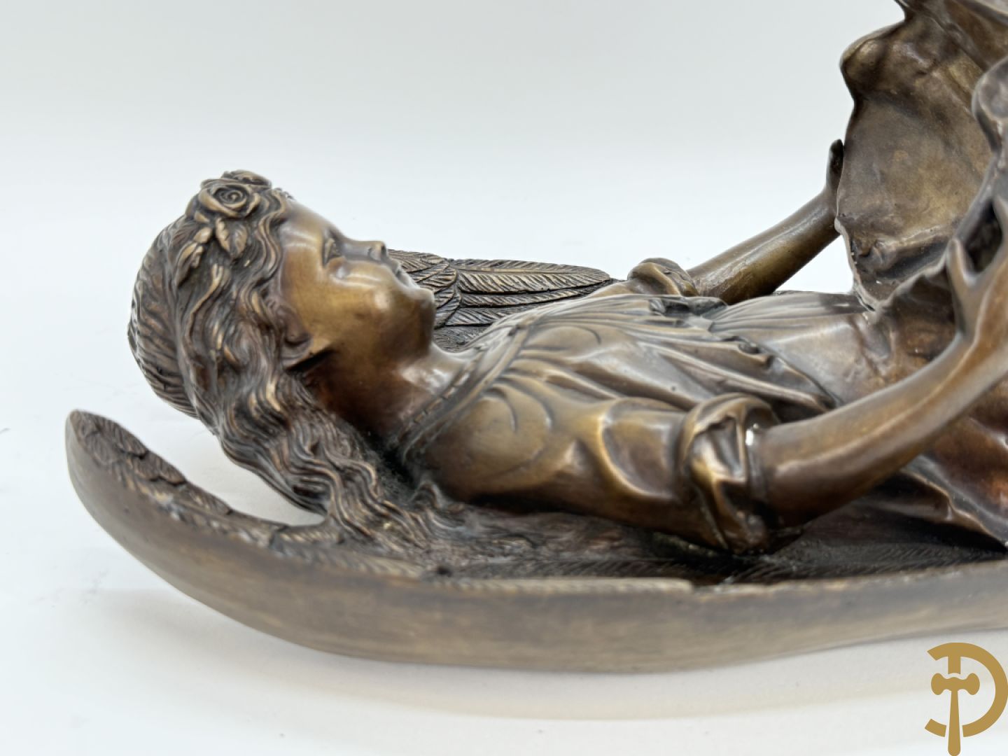 Bronzen wijwatervat van een engel dragende een rocailleschelp