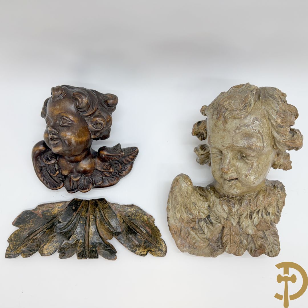 Houtsculptuur van gepolychromeerd engelenhoofd + engelenhoofd + sculptuur van accanthusrank