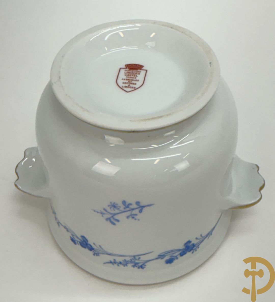 Mooi lot Limoges porselein bestaande uit grote en kleine Medici vaas met bloemendecor, 3 cache pots, bord, 2 coupes, Tas en schoteltje (9 stuks in totaal)