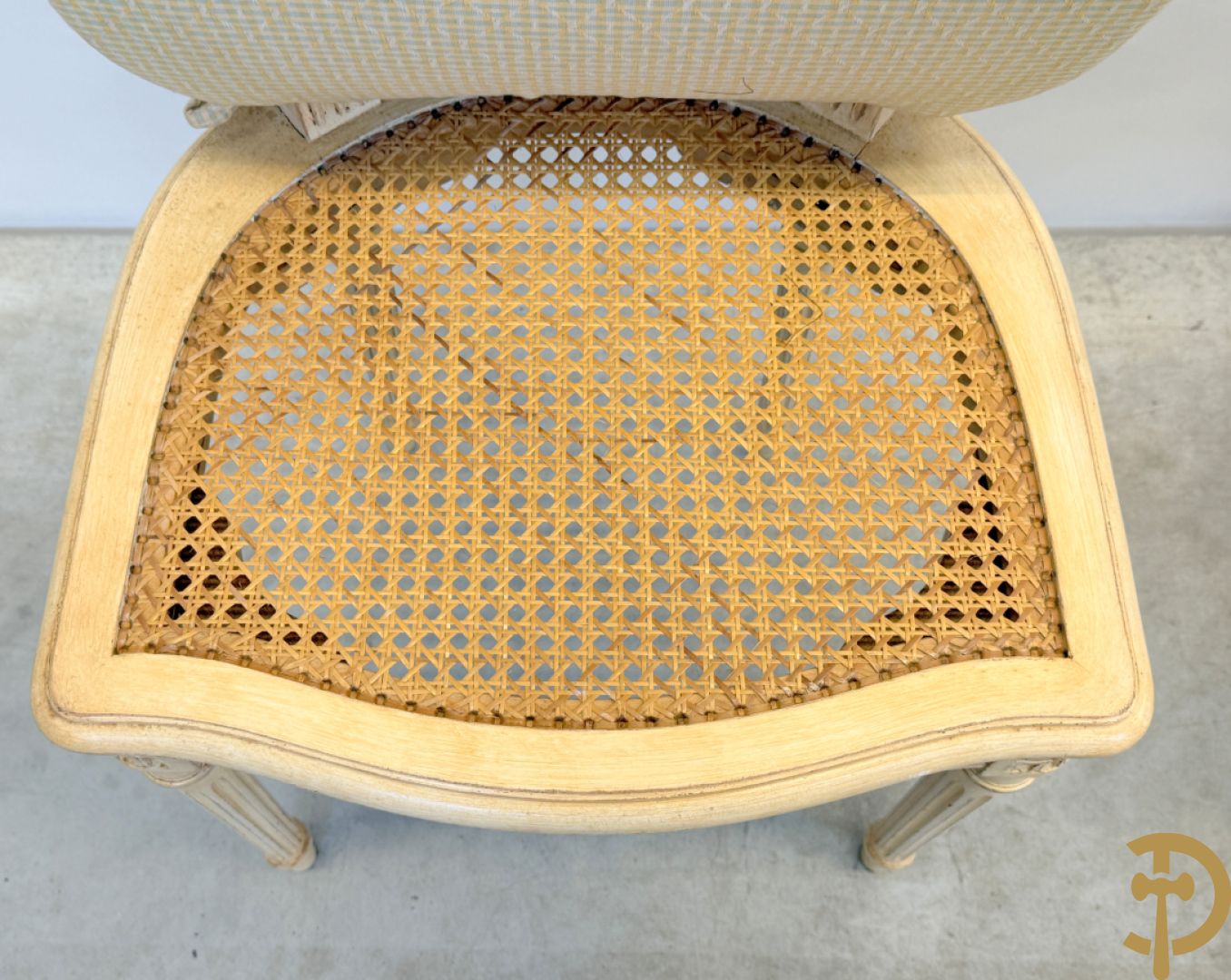 Ronde tafel met houtgesculpteerde korenaren, deels verguld, en glazen blad + 5 bijhorende Louis XVI stoelen met gecanneerde rug en zitting