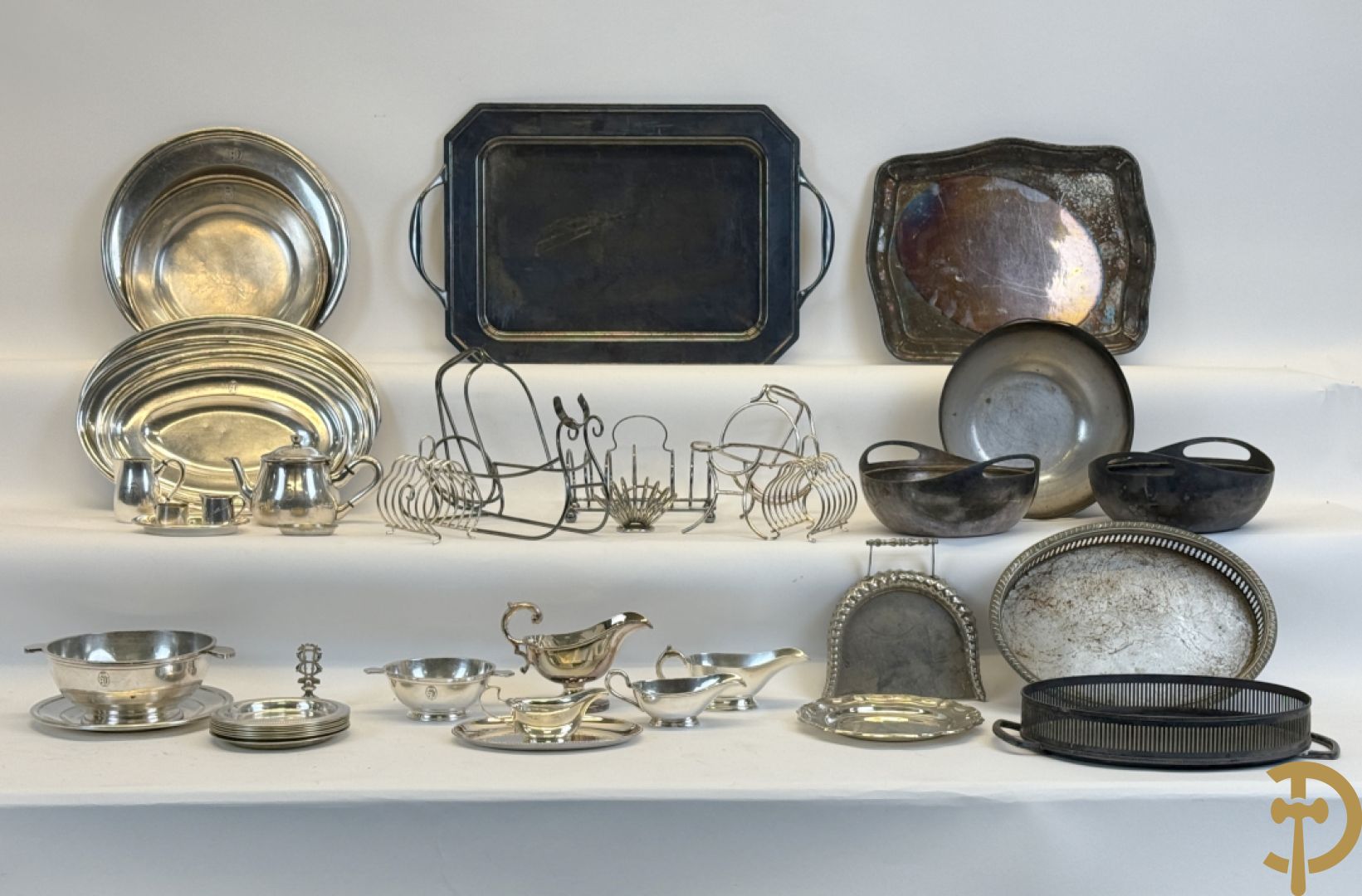 Lot verzilverde schalen, toasthouders, saucières en coupes