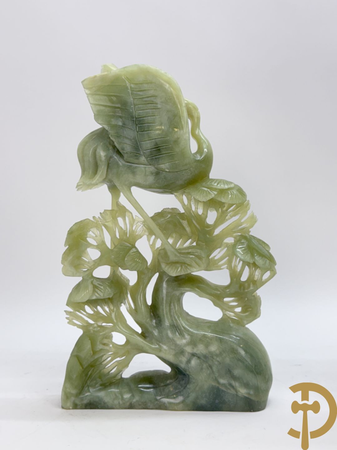 Paar jadeiet sculpturen met fenixvogels in natuurtafereel