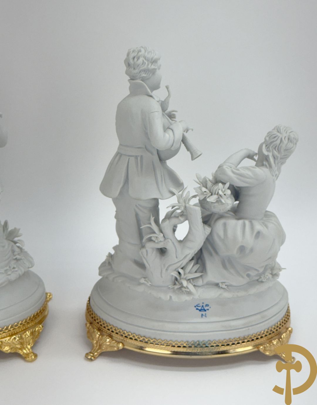 Acht witte en zes gekleurde Italiaanse biscuits met romantische scènes, cupido