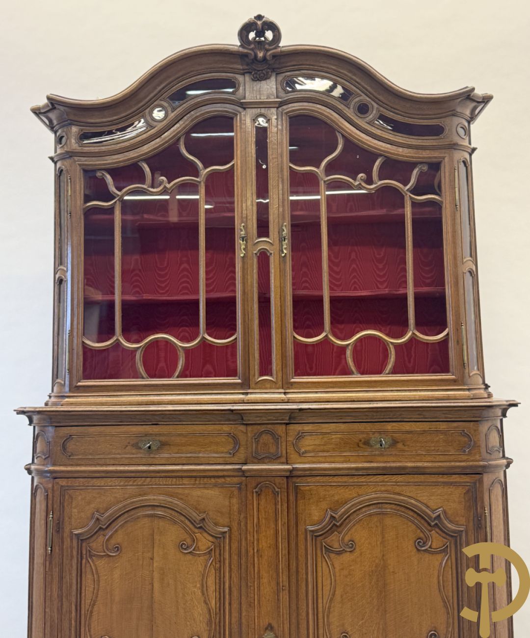 Massief eiken Luikse vitrinekast, boven met 2 beglaasde deuren en gebogen kop, Louis XV stijl, 18e