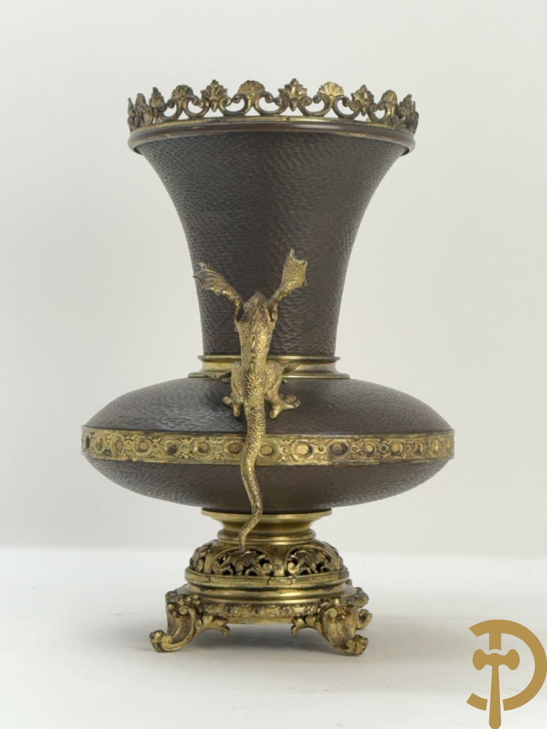 Koperen siervaas met bronzen ornamenten van hagedissen en draken