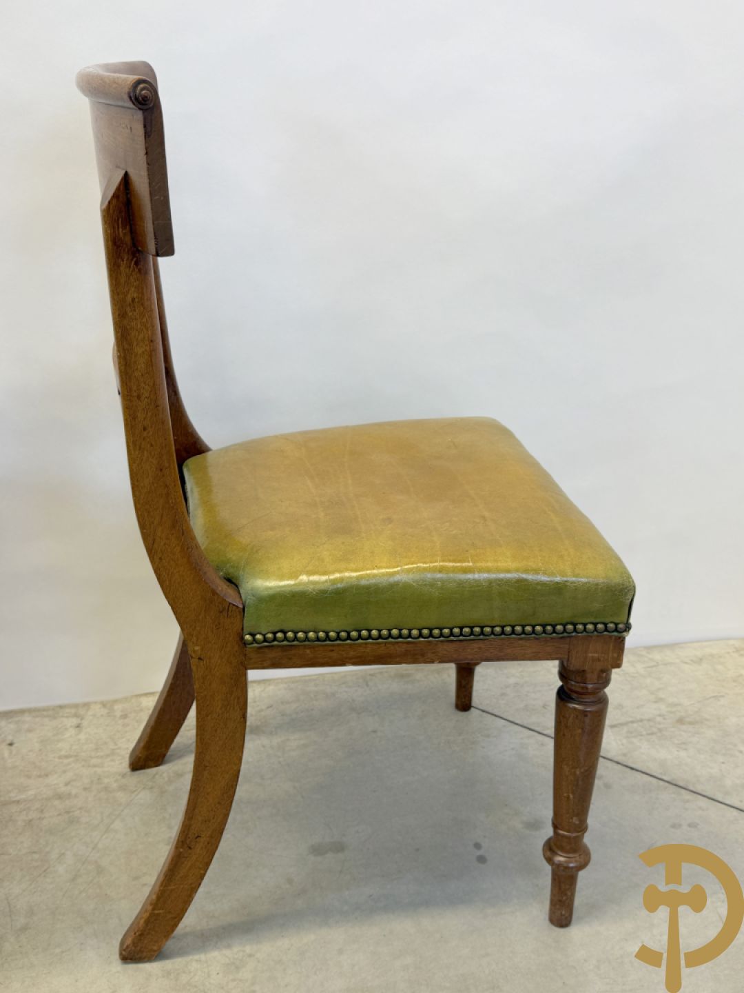 Set van 6 Engelse gondelvormige notelaren stoelen met lederen zitting