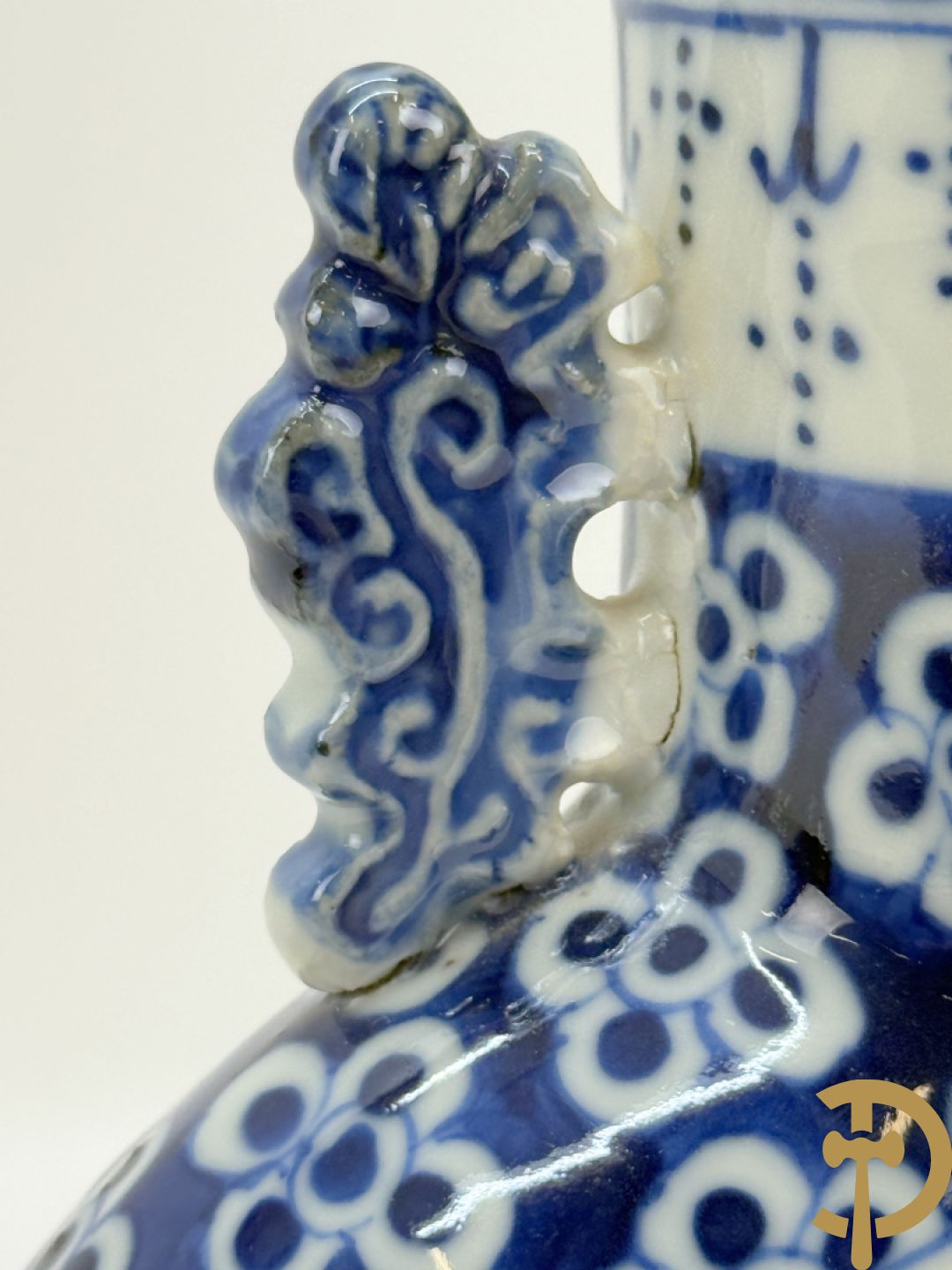 Chinese porseleinen maanvaas met geanimeerd decor