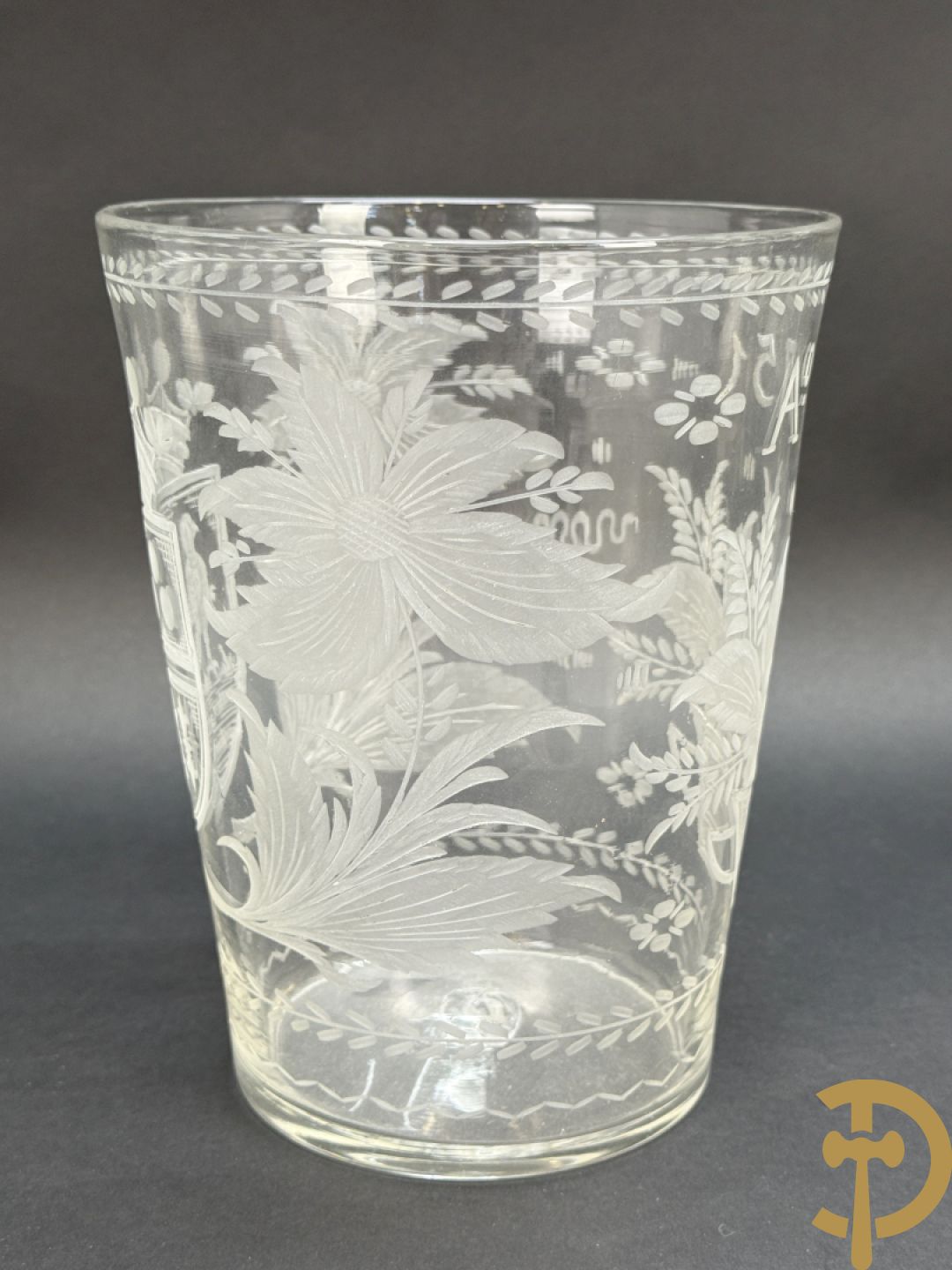 Handgeslepen flessenhouder met dubbel decor van wapenschild en geëtst bloemendecor, gedateerd 1751 + schenkkan met zilveren tuit + 2 coupes + pique fleur + veldfles