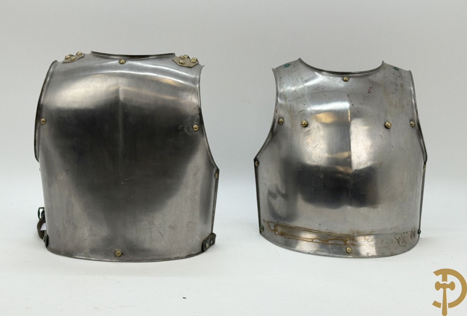 Frans metalen borststuk/ kuras voor de cavalerie met lederen riem en koperen stukken, Manufacture de Klingenthal 1828, 19e