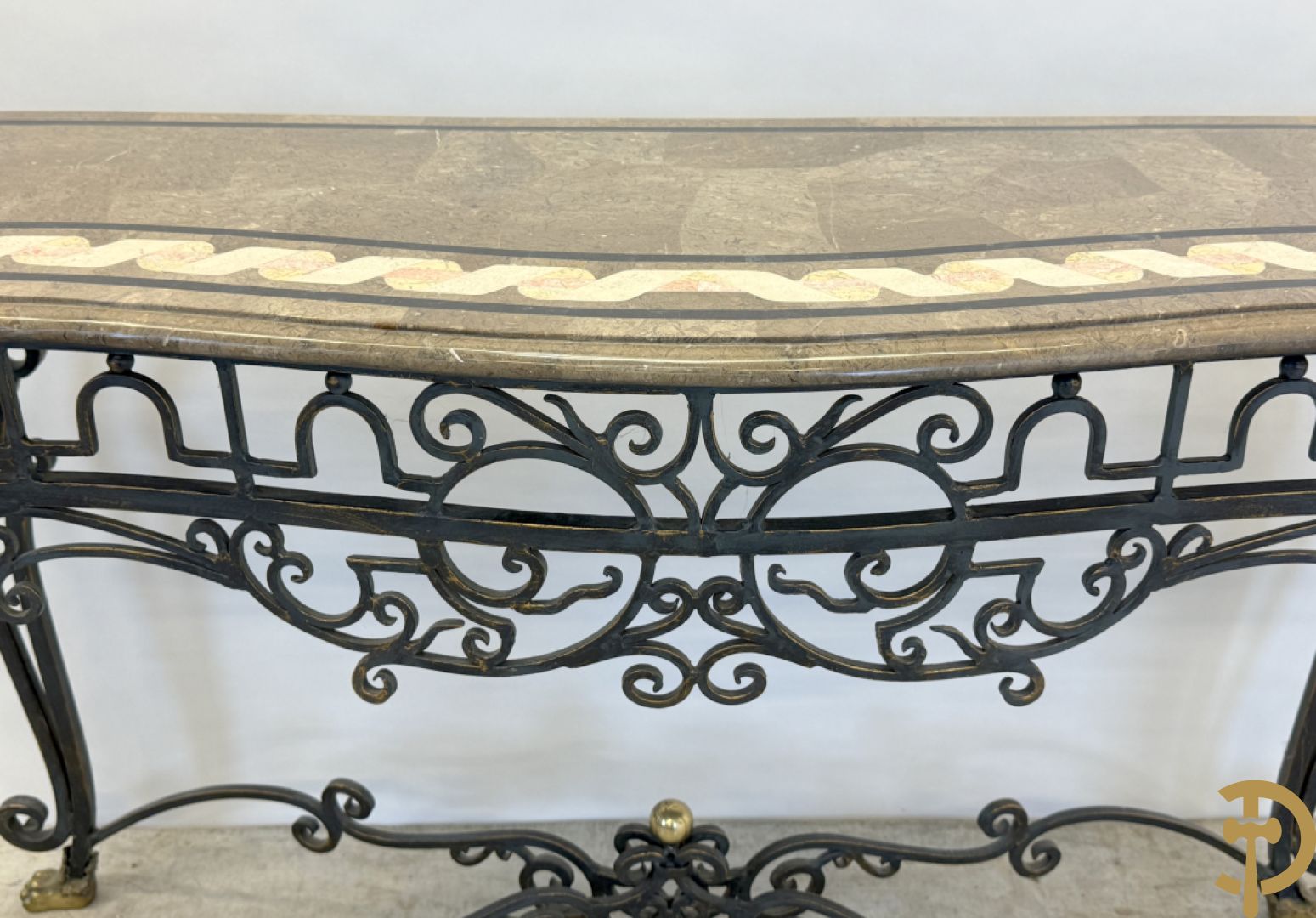 Gepatineerde smeedijzeren wandconsole met marmeren blad met inleg, op voluutvormige poten