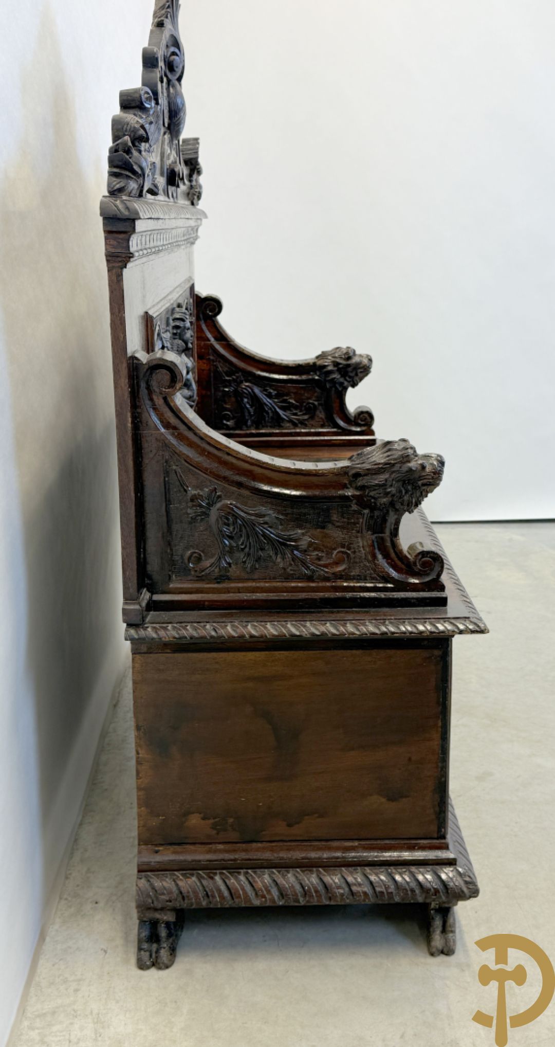 Hall bank met Neo Reniassance sculptuur van cupido