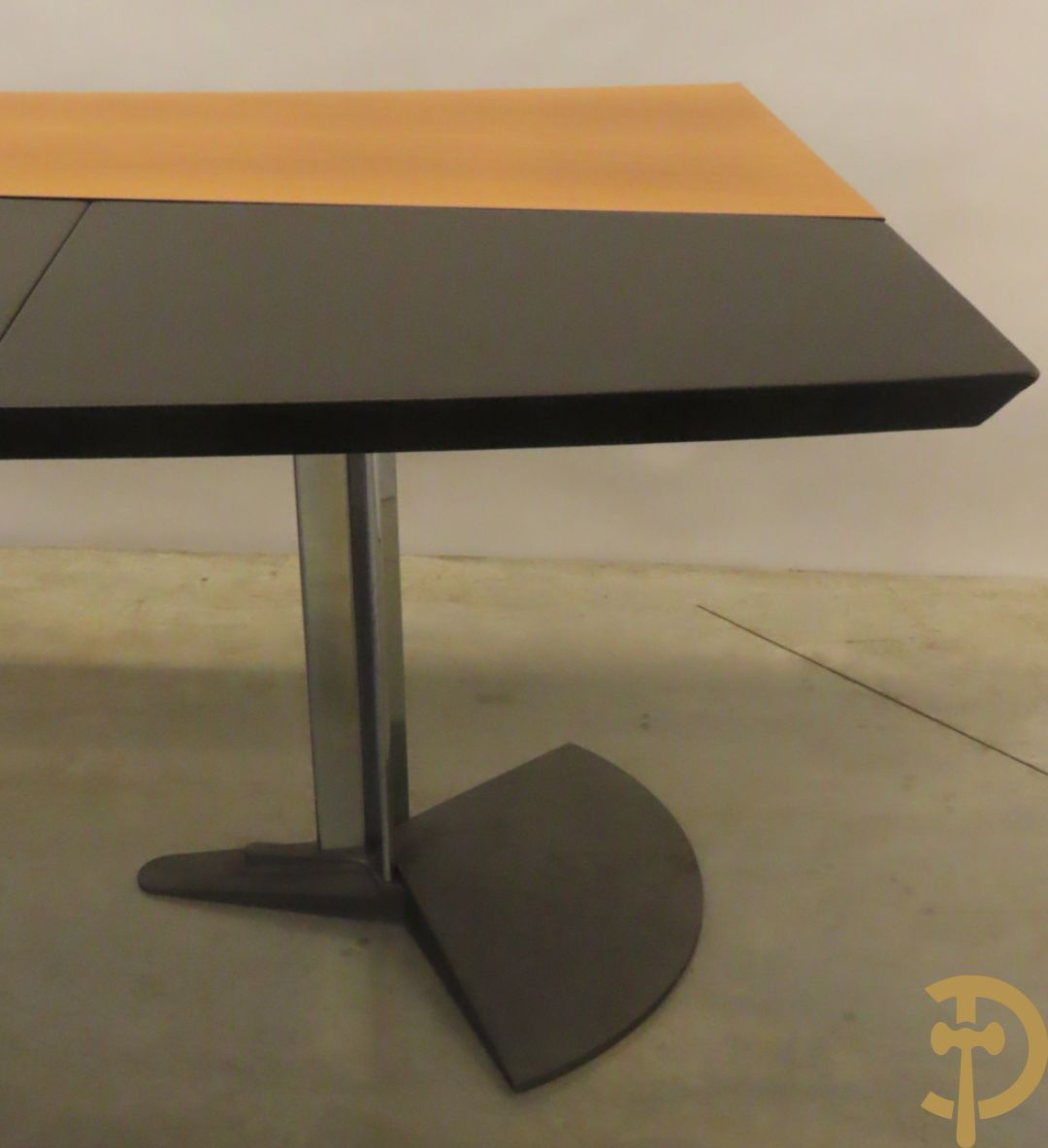Designbureel met halfrond blad van notelaar met leder bekleed op gietijzeren onderstel met chromé afwerking