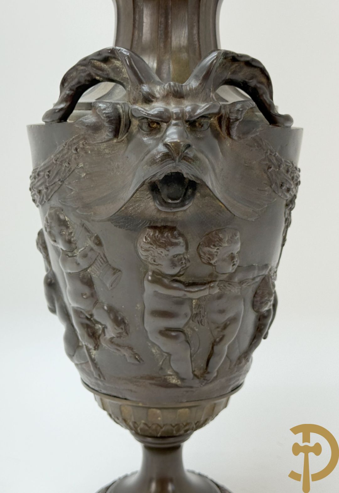 Bronzen cassolette met basrelief van cupido