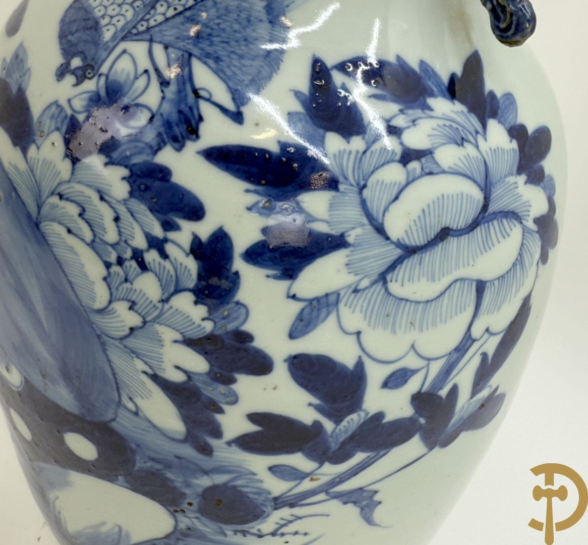 Twee Chinese porseleinen celadonvazen met blauw wit bloemen en vogeldecor + cachepot met vazendecor