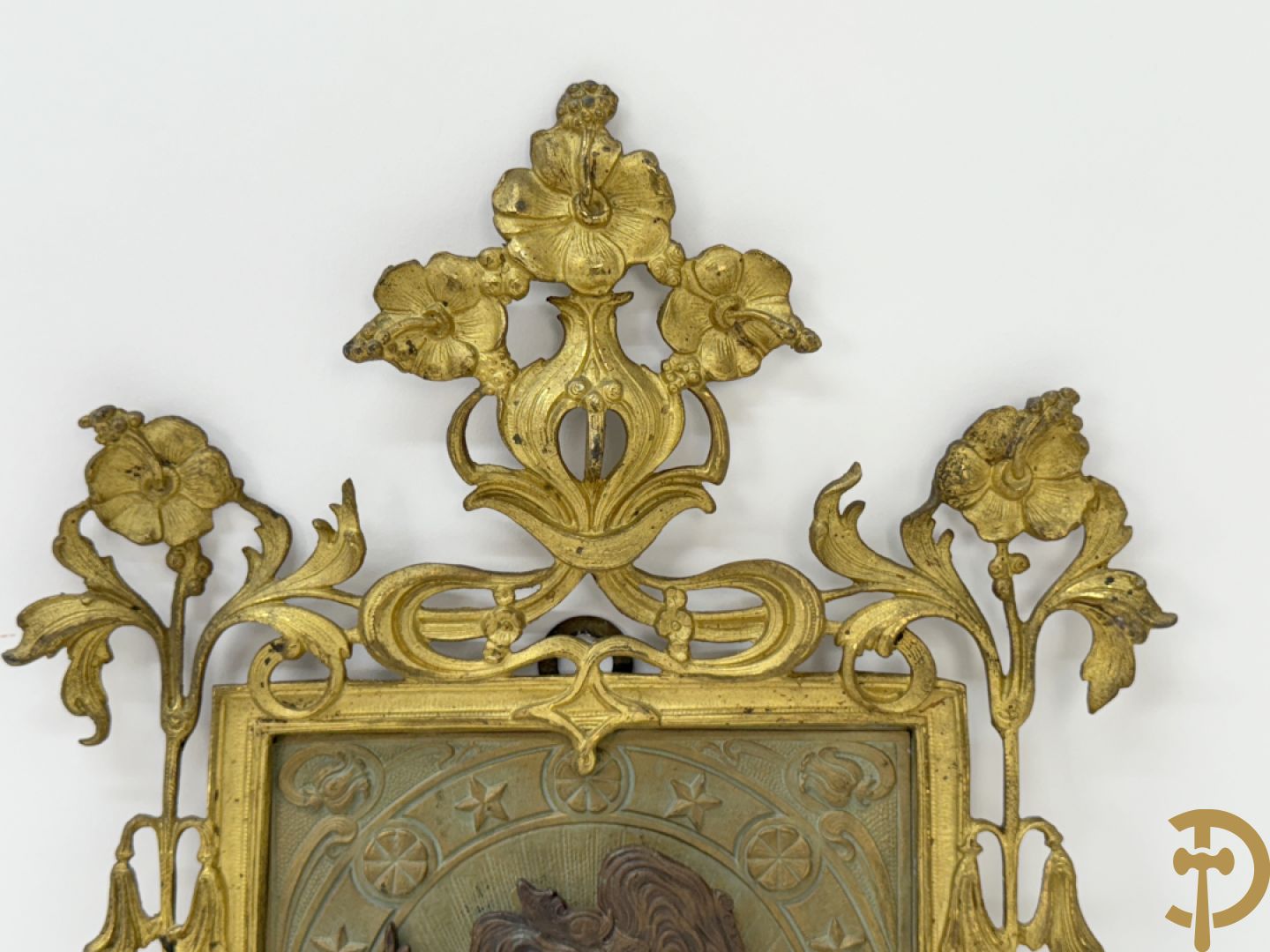 Paar vuurvergulde bronzen basreliefs met elegante dames en Jugendstil motieven
