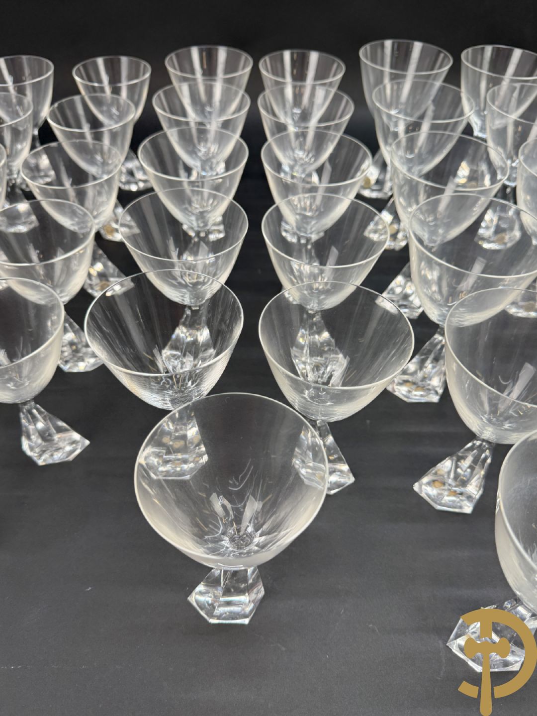 Kristallen glasservies Peill, bestaande uit 11 rode wijnglazen, 11 witte wijnglazen, 12 waterglazen en 11 champagne glazen