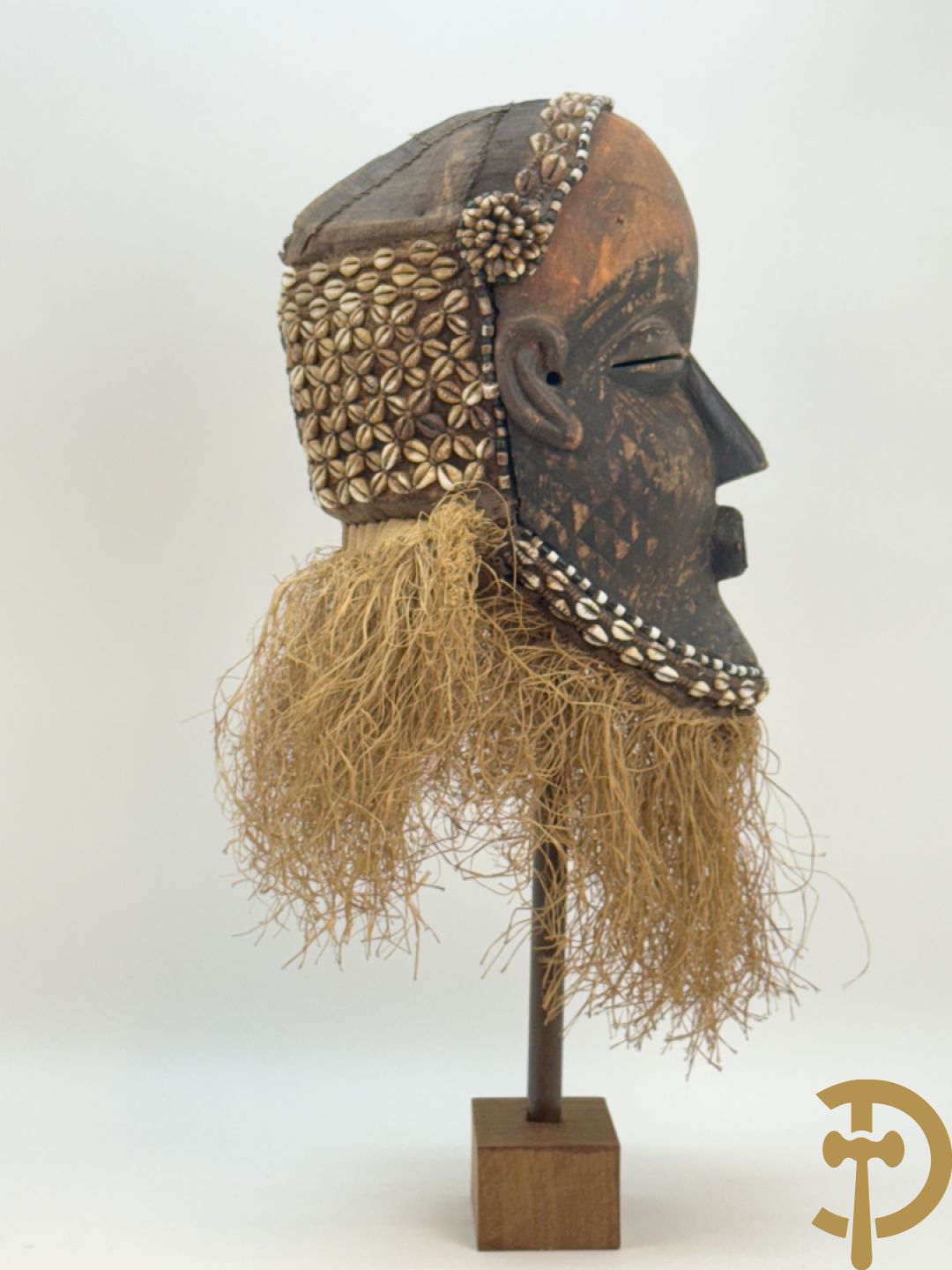 Afrikaans masker met symbolische beschildering, kralen en raffia