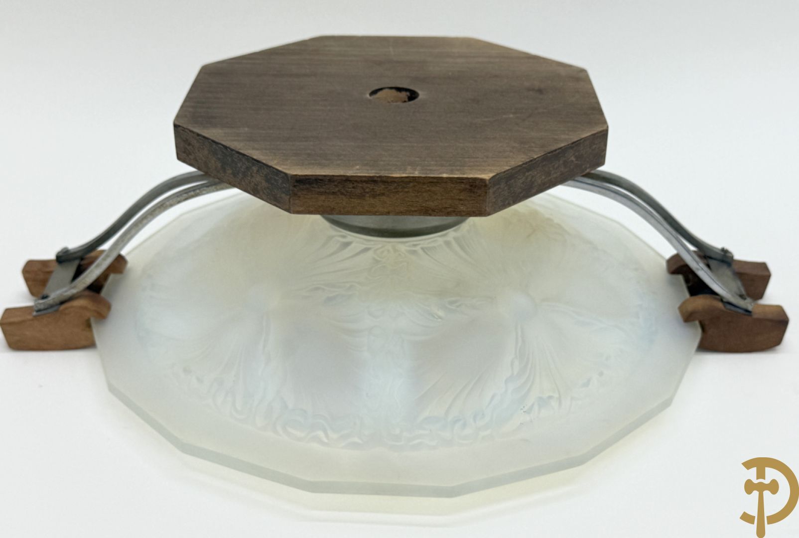 Art Deco schaal van pate de verre met bloemenmotief gevat in chromé houder + Art Deco coupe in pate de verre met bloemenmotieven gevat in chromé houder