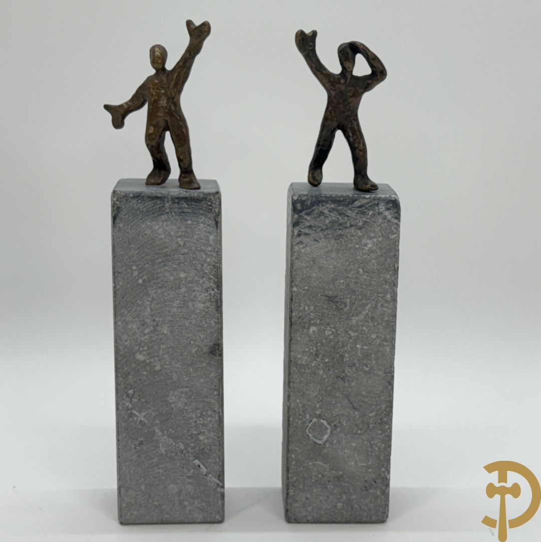 MEAN Fr. getekend (Francis) Paar bronzen sculpturen op arduinen sokkel
