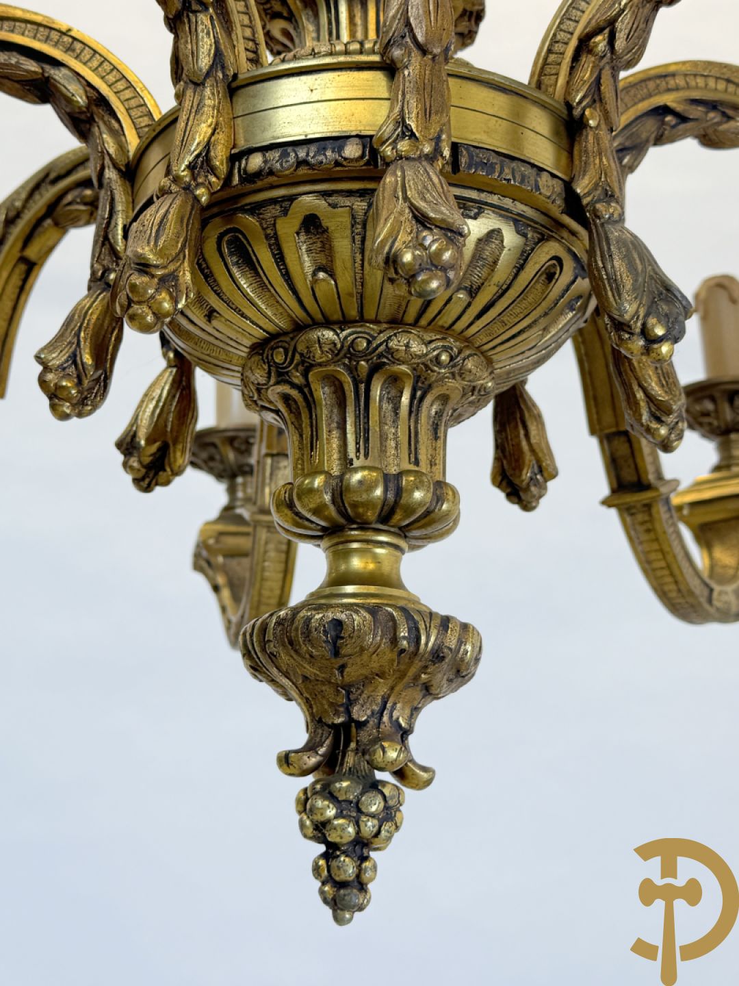 Bronzen achtarmige mazarin luchter met ridderhoofden en accanthusranken