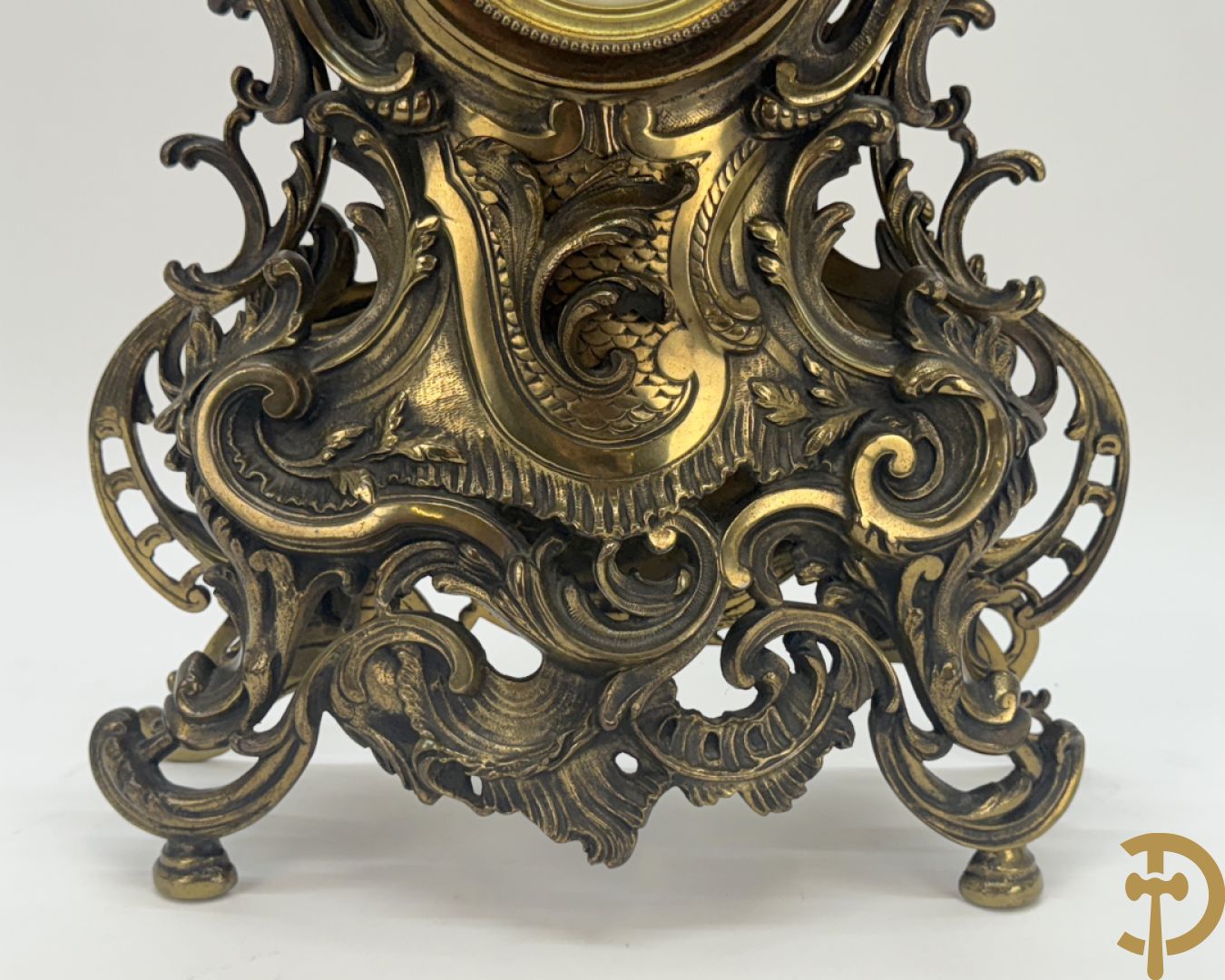 Driedelige koperen garnituur bestaande uit middenstuk bezet met amfoor en paar kandelaars , Louis XV stijl