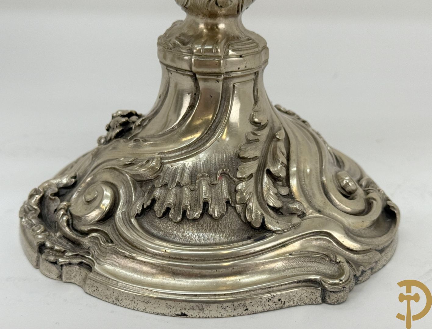 Paar massief zilveren getorste zesarmige kandelaars met Louis XV motieven, met import stempel 