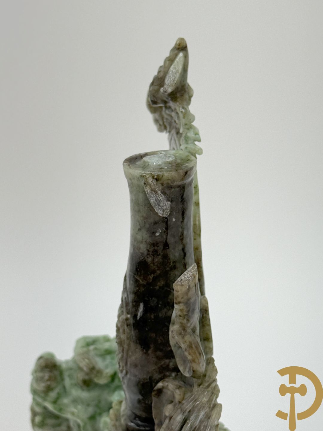 Sculptuur in speksteen van natuurtafereel met vogels en pioenrozen + speksteen sculptuur tafereel van 2 fo honden en vaas