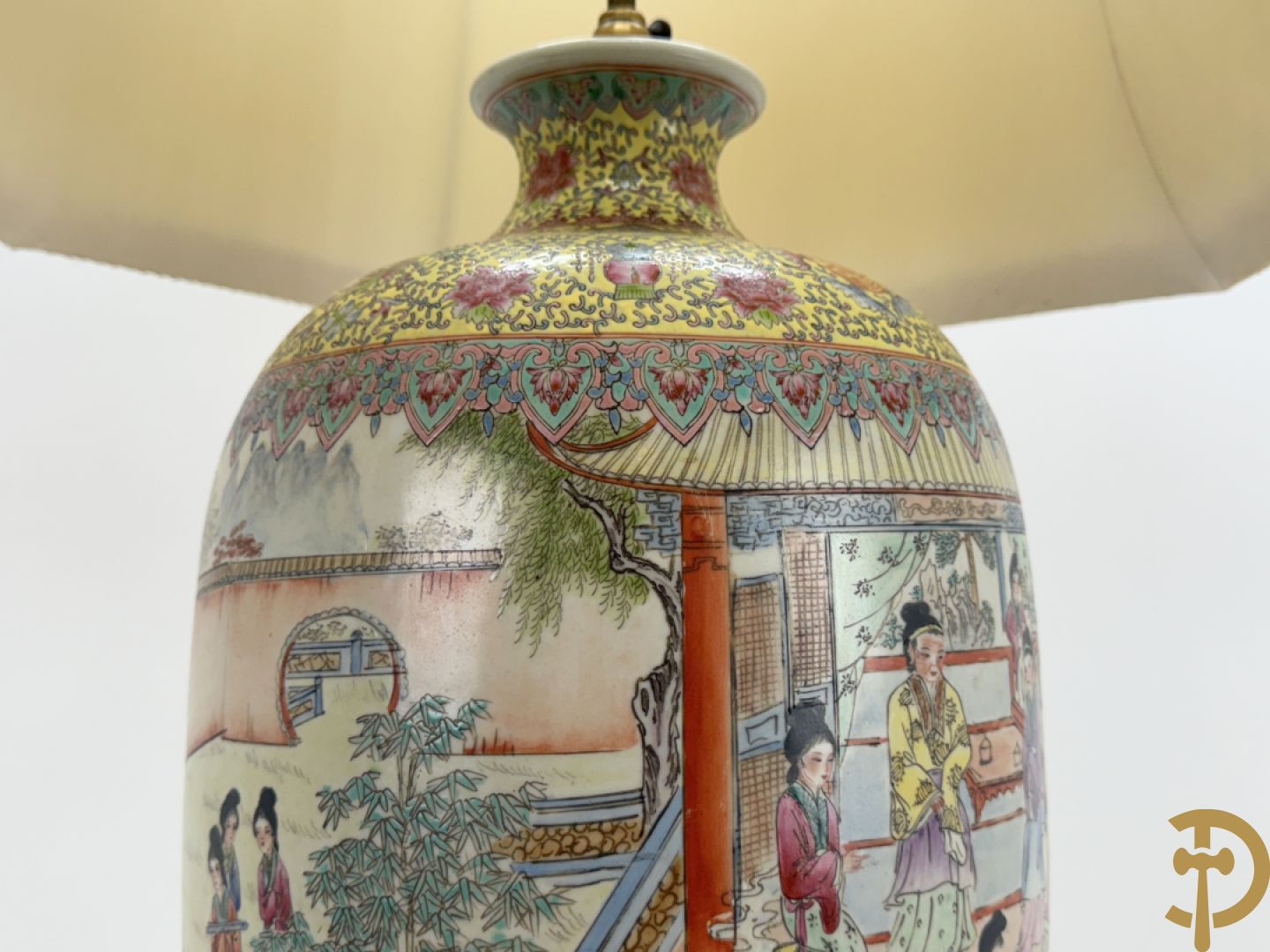 Chinese porseleinen vaas met geanimeerd decor van dames in tempels en landschap - omgebouwd als lampadaire