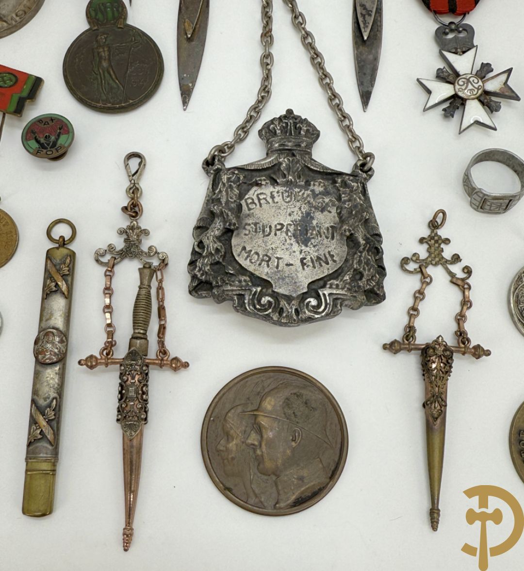 Lot insignes en medailles