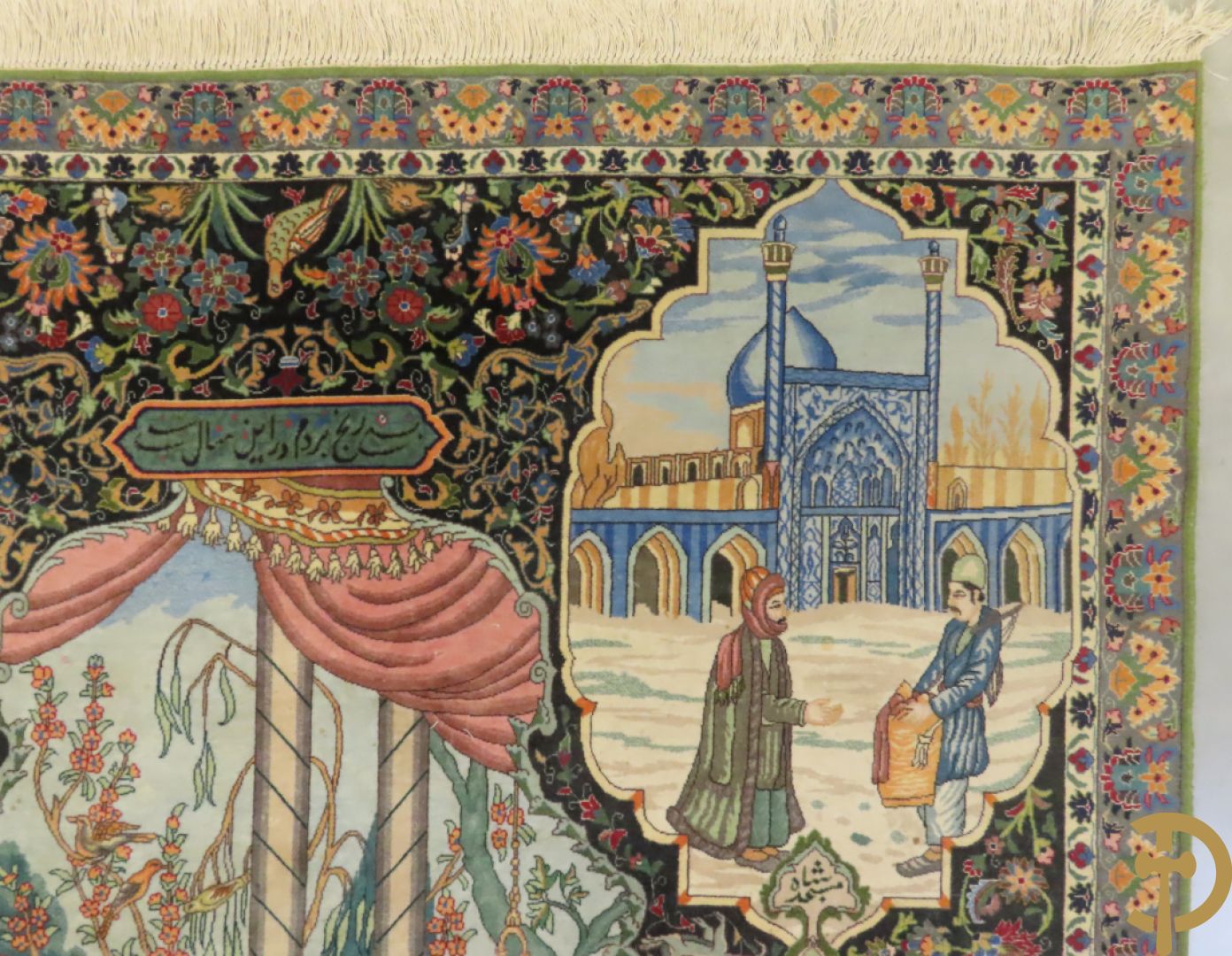 Oosters handgeknoopt tapijt Tabriz met figuratieve voorstelling, centraal met geanimeerde hofscène, omgeven door 4 hoekmedaillons met architecturale afbeeldingen - onderaan en bovenaan getekend