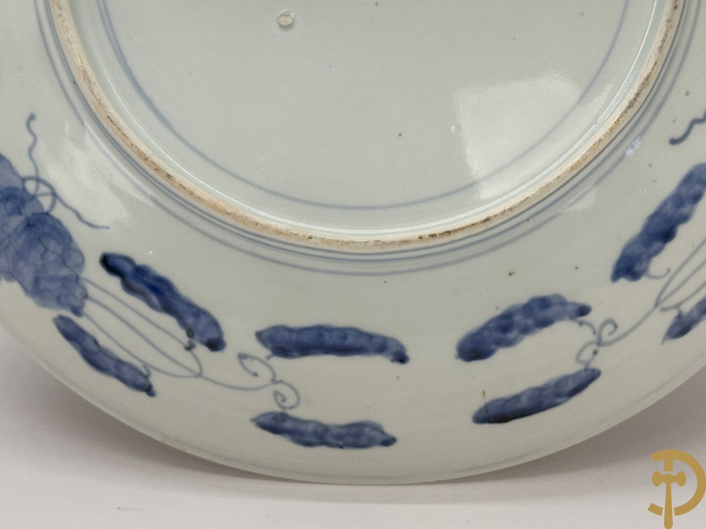 Twee porseleinen Imari schotels