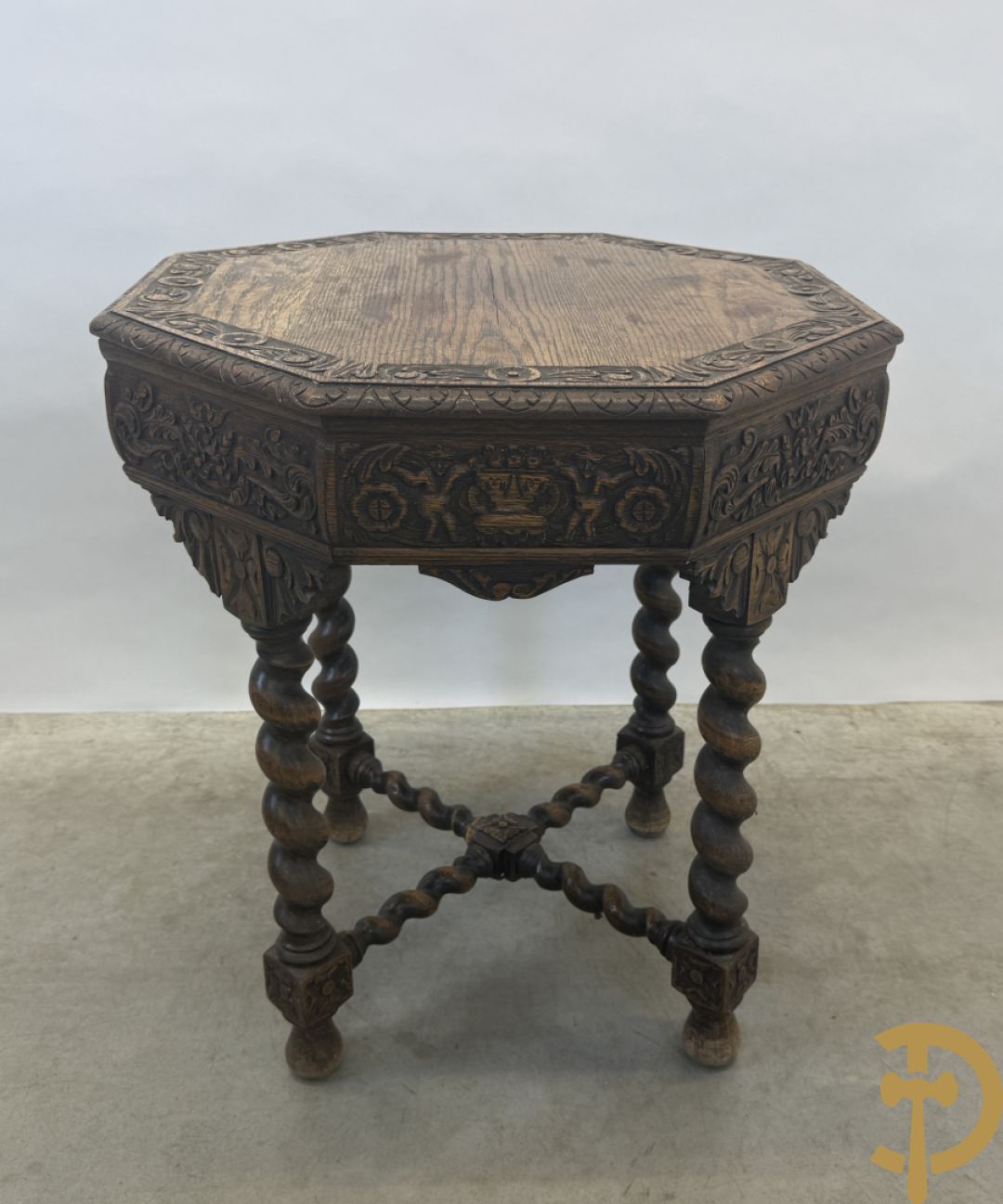 Massieve eiken tafel met achthoekig blad en sculptuur van bloementakken en accanthusranken - op 4 getorste poten