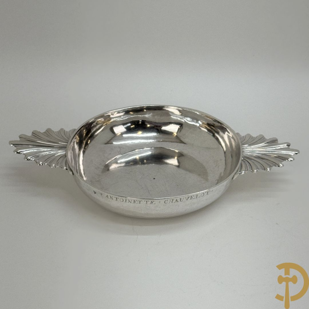 Massief zilveren schaal met handvaten in schelpvorm , Parijs 1752-1753, zilversmid Antoine Bailly, het meesterteken is aangebracht op beide handvaten en middenstuk, met décharge stempel paardenhoofd