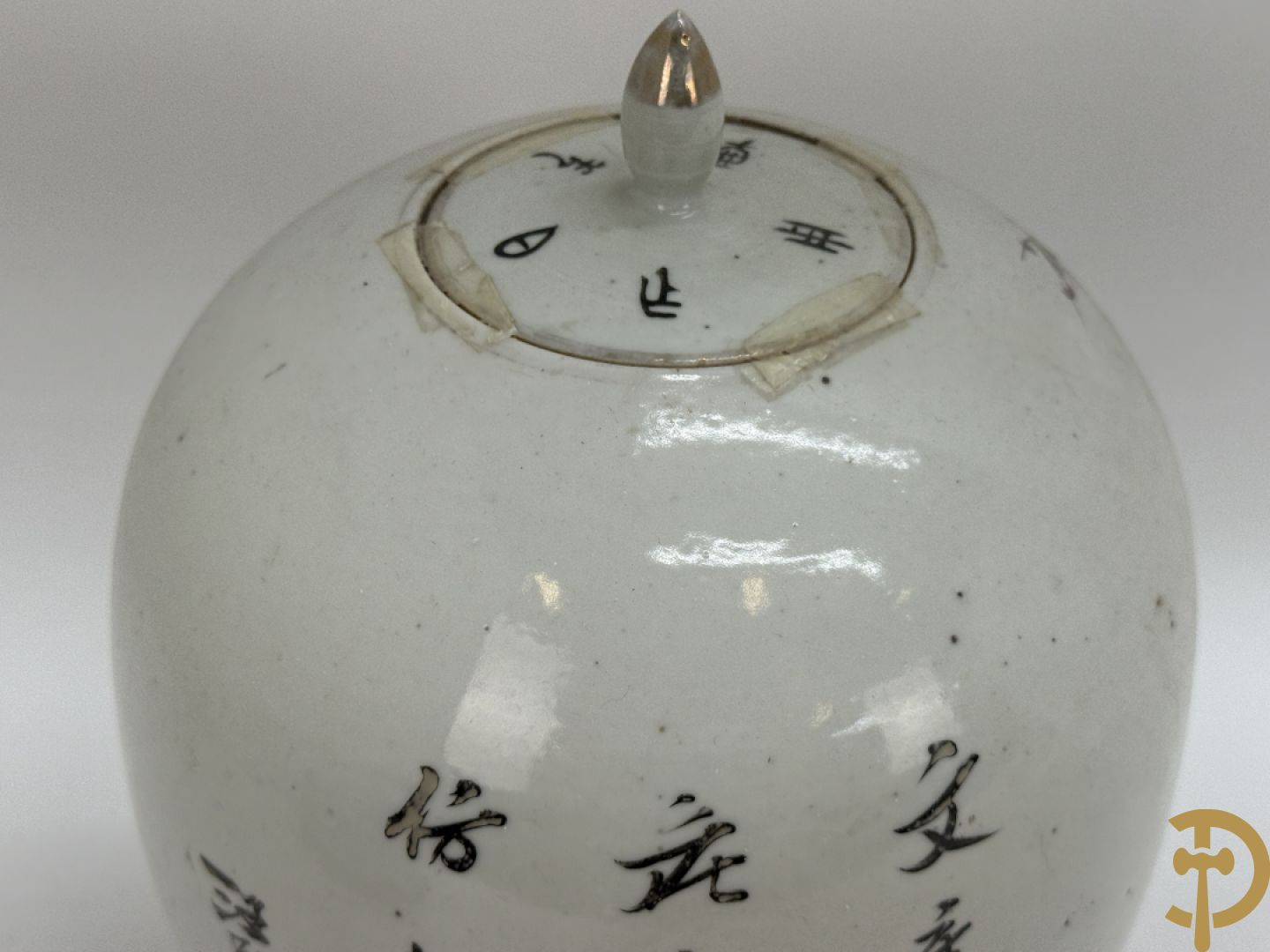 Chinese porseleinen ballustervormige vaas, King Long  + 2 porseleinen bordjes met bloemendecor + 2 bordjes met vazen- en bloemendecor + kopje en schoteltje Imari + dekselpotiche met vogel en bloemendecor