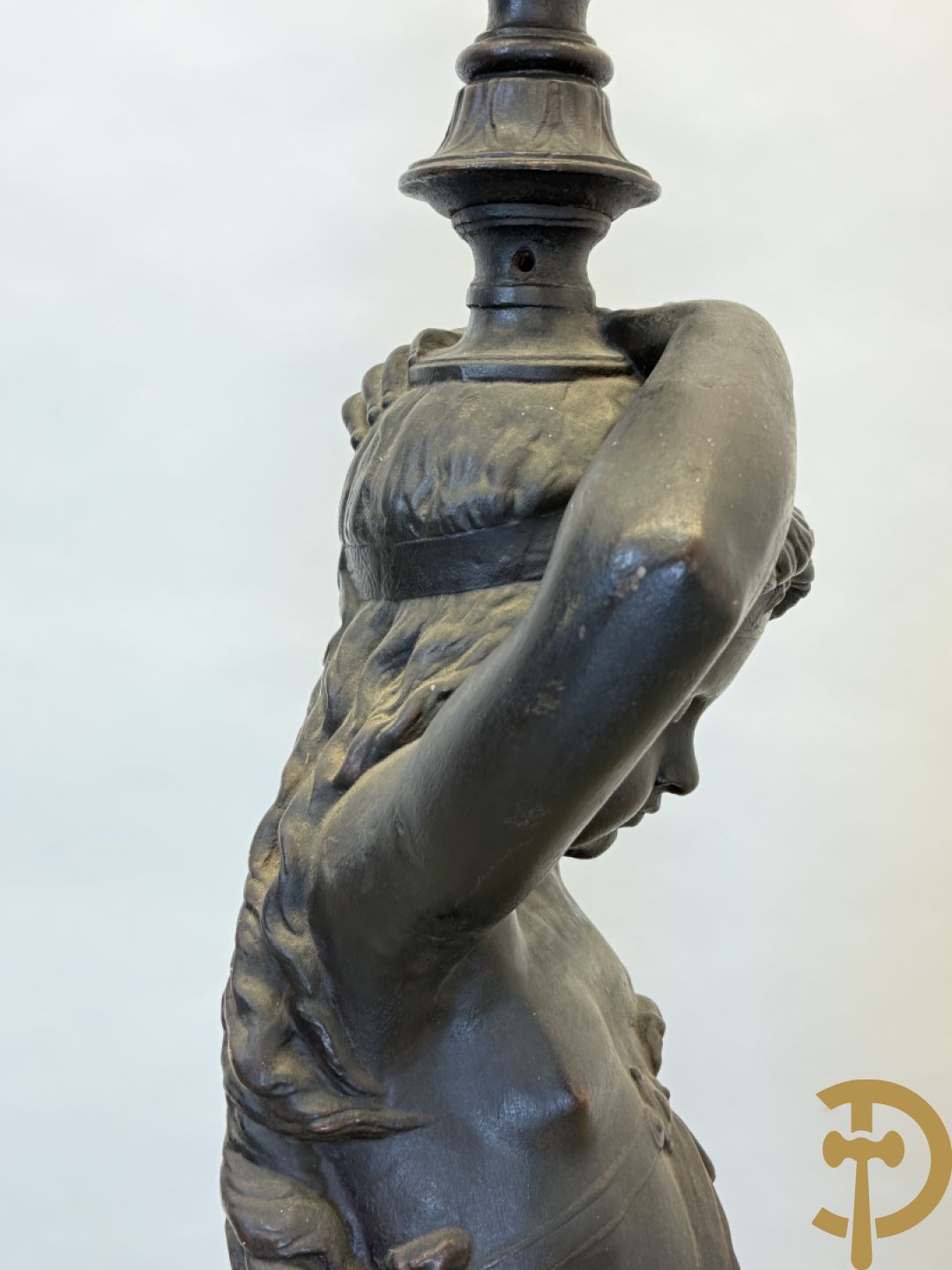Gietijzeren gepatineerd beeld van cupido dragende een amfoor op het hoofd als lantaarn