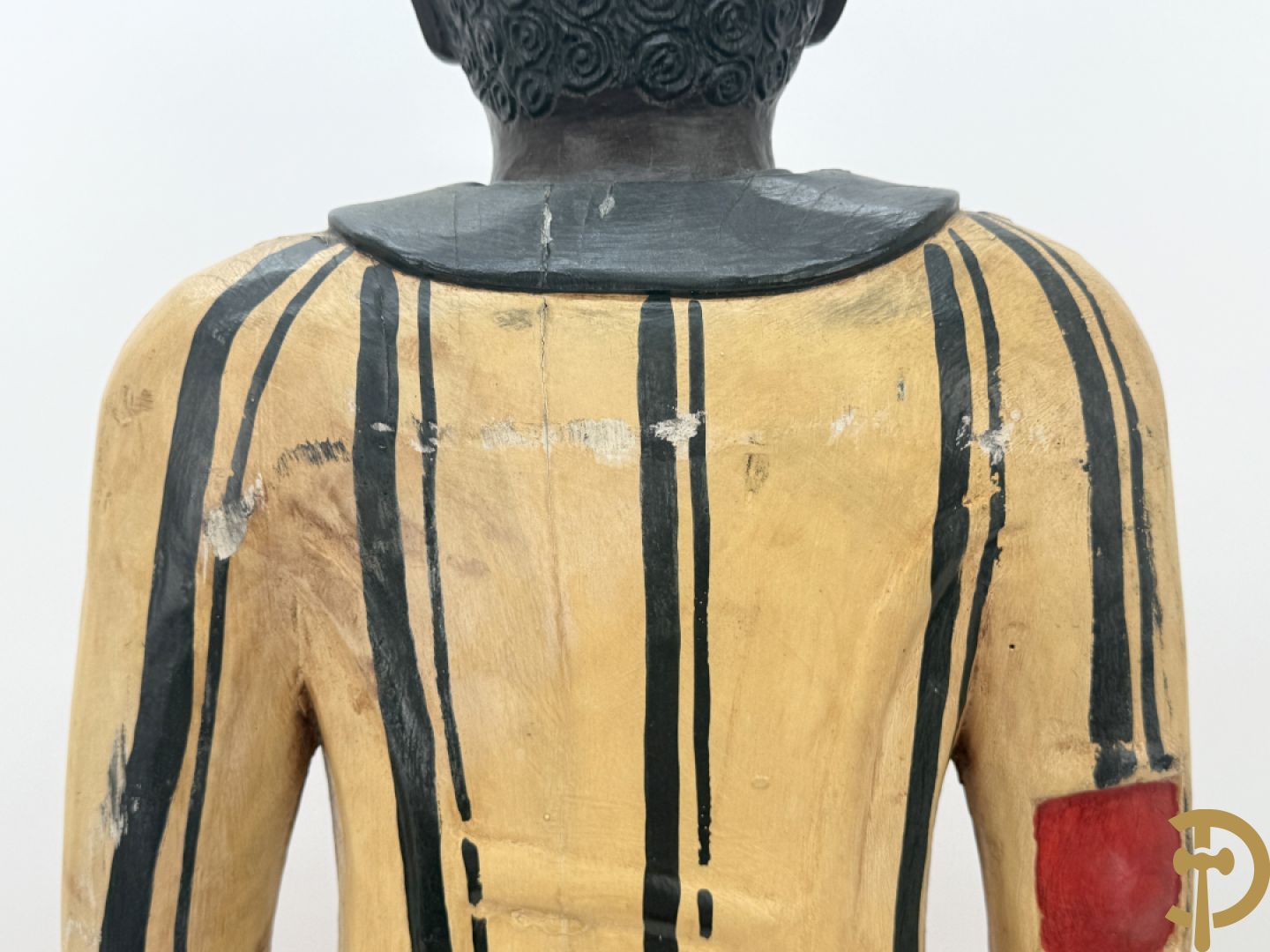 Houtgesculpteerd beeld van staande man