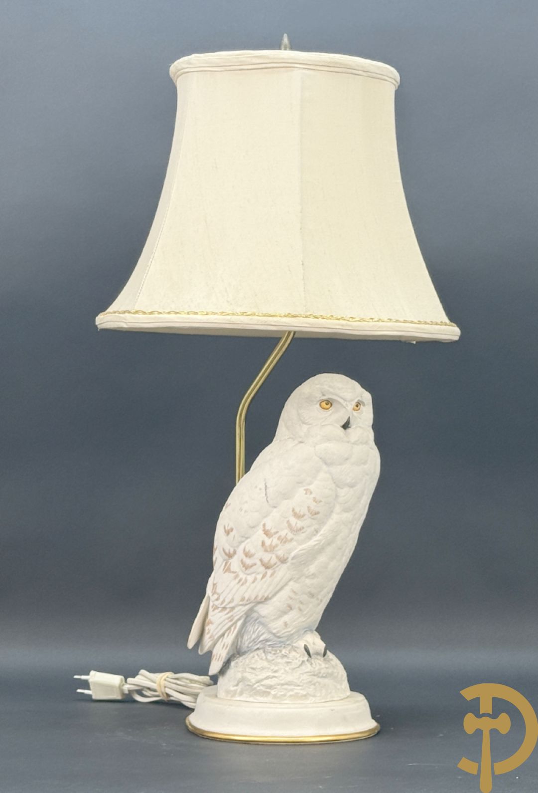 Porseleinen beeld van witte sneeuwuil als lampadaire, door Raymond Watson getekend in 1987 bij de Franklin Mint Compagnie