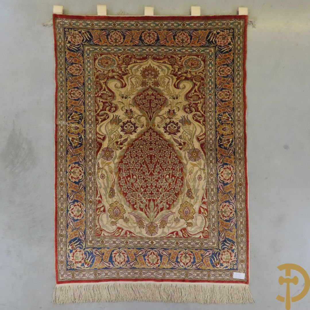 Oosters handgeknoopt tapijt met florale motieven Hereke