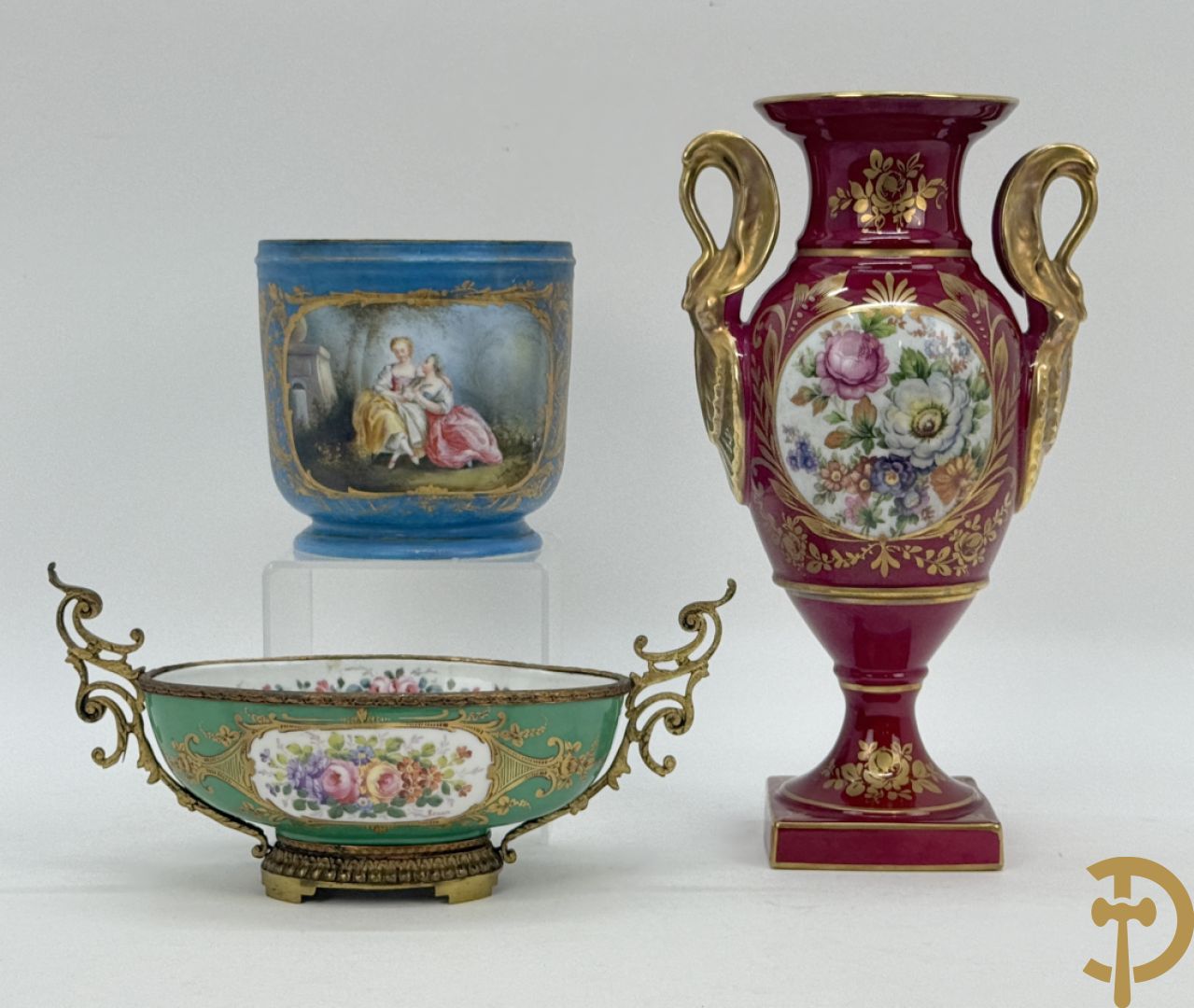 Sèvres cachepot met dubbel decor van handbeschilderde romantische dames en bloemendecor + cachepot in Frans porselein met bloemendecor gevat in bronzen houder + Limoges medici vaas met zwanehalzen