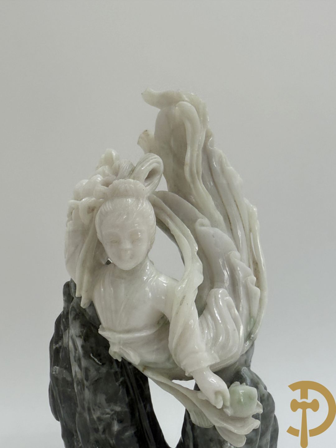 Zwart/witte nefriet sculptuur van geisha in gebergte + speksteensculptuur met bloemen + zittende boedha in nefriet + 9 kleine sculpturen in jadeiet