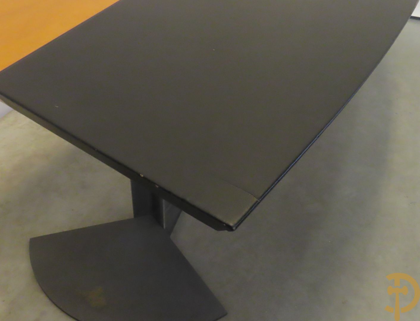 Designbureel met halfrond blad van notelaar met leder bekleed op gietijzeren onderstel met chromé afwerking