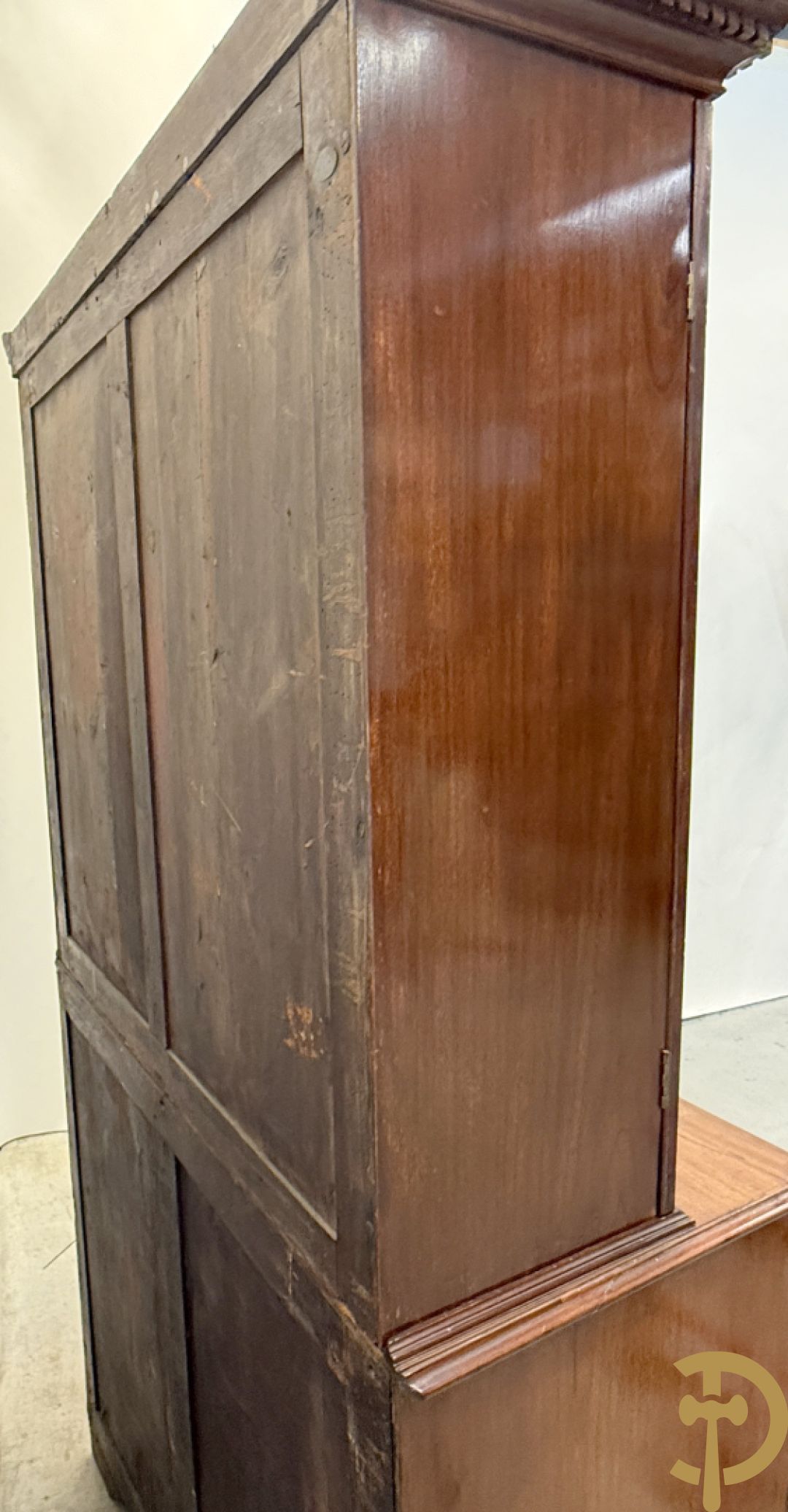 Engelse mahoniehouten secretaire met vitrine bovenaan, 19e