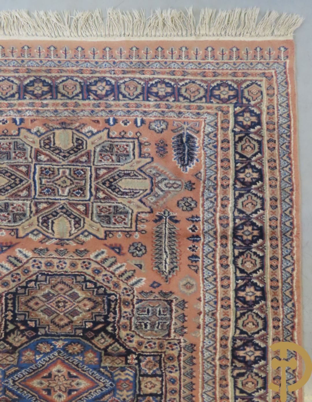 Oosters handgeknoopt tapijt met bloemenmotieven + Oosters handgeknoopt tapijt met geometrische motieven + Oosters handgeknoopt zijden tapijt met centrale fond en bloemenmotieven