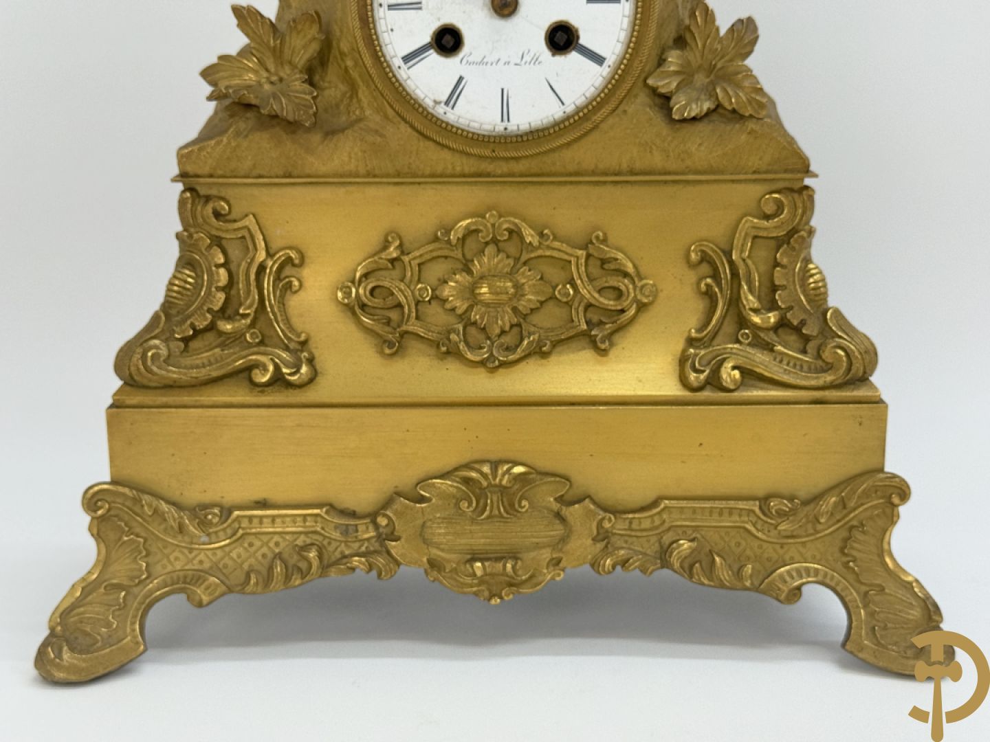 Vuurvergulde bronzen schouwpendule met musketier bekroond, getekend Cadart à Lille