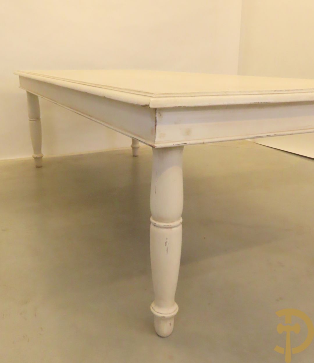 Wit geceruseerde rechthoekige tafel op ballusterpoten + 6 wit gecapitoneerde armstoelen