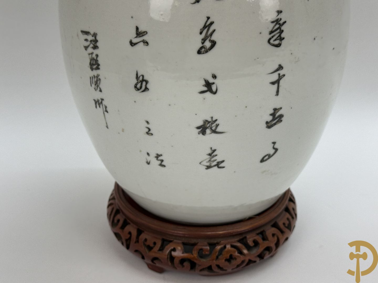 Chinese porseleinen ballustervormige vaas, King Long  + 2 porseleinen bordjes met bloemendecor + 2 bordjes met vazen- en bloemendecor + kopje en schoteltje Imari + dekselpotiche met vogel en bloemendecor