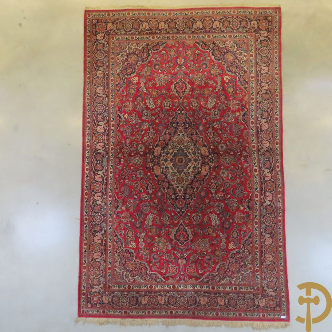 Oosters handgeknoopt tapijt Keshan met bloemenpatroon op rode fond