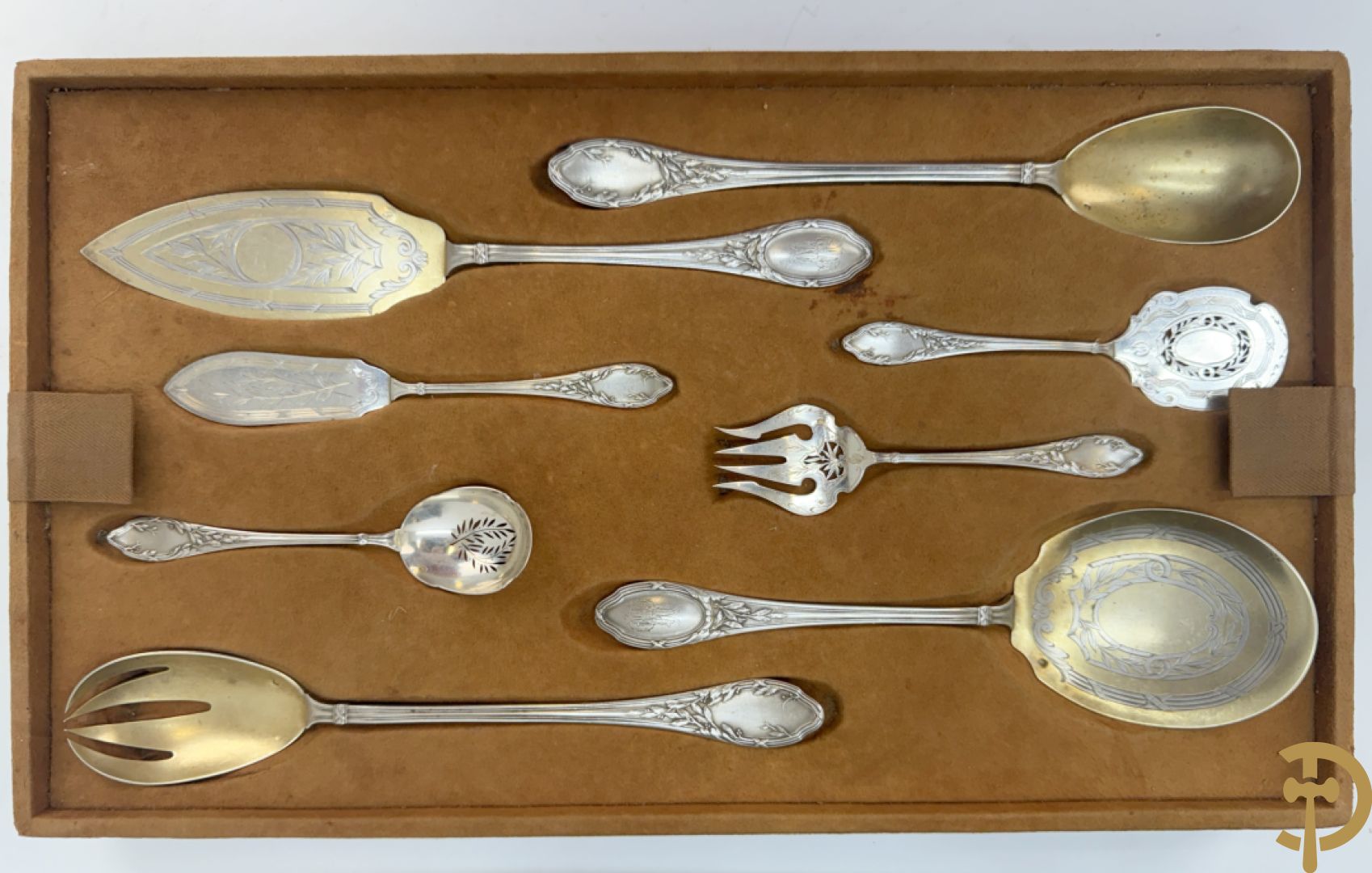 Massief zilveren bestek gedecoreerd met bladranken  in mooie koffer met leder bekleed, gemerkt HS (Henri Soufflot) - 19e 
12 vorken, 12 lepels, 12 messen, 12 dessertvorken, 12 dessertlepels, 12 dessertmessen, 12 koffielepels en 15 grote stukken, met initialen HM